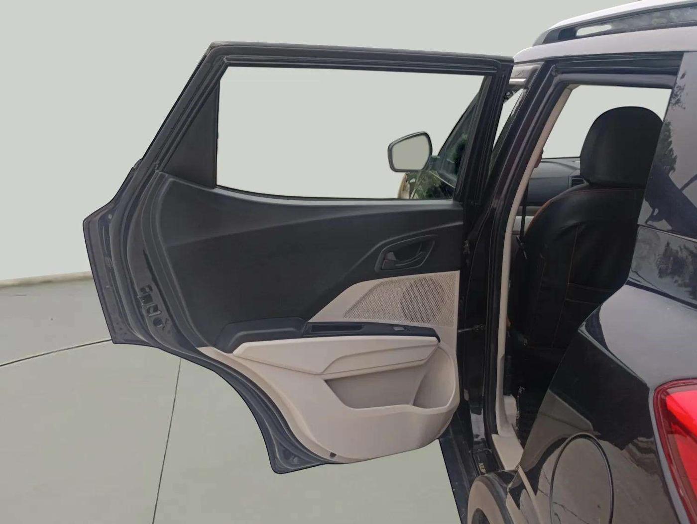 2021 Mahindra XUV300 W4 1.2 PETROL, Petrol, Manual, 45,836 km, LHS Rear Door