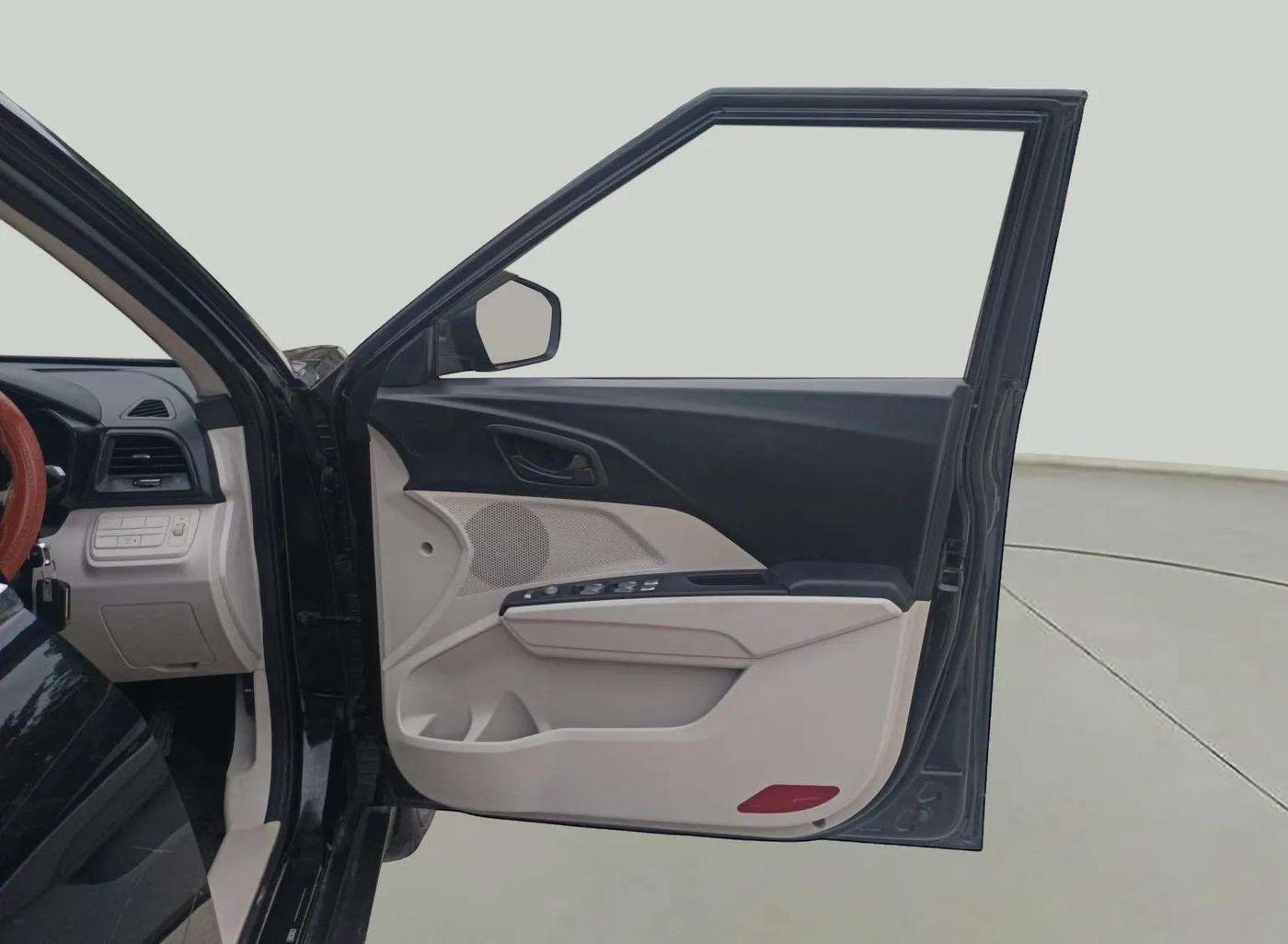 2021 Mahindra XUV300 W4 1.2 PETROL, Petrol, Manual, 45,836 km, RHS Front Door
