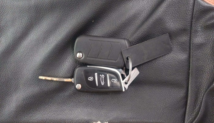 2021 Mahindra XUV300 W4 1.2 PETROL, Petrol, Manual, 45,836 km, Key Close Up