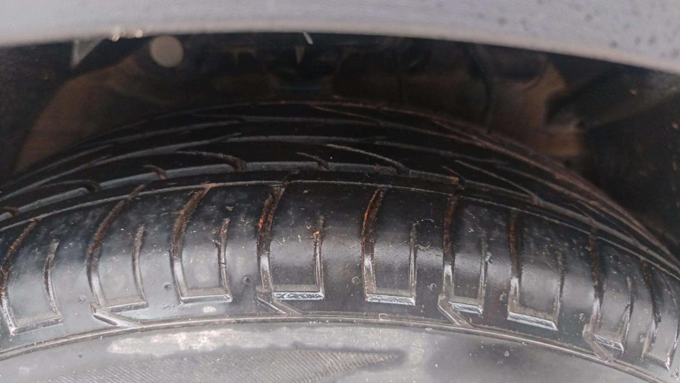 2021 Mahindra XUV300 W4 1.2 PETROL, Petrol, Manual, 45,836 km, Right Front Tyre Tread