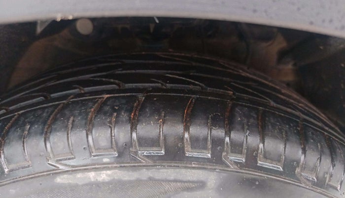 2021 Mahindra XUV300 W4 1.2 PETROL, Petrol, Manual, 45,836 km, Right Front Tyre Tread