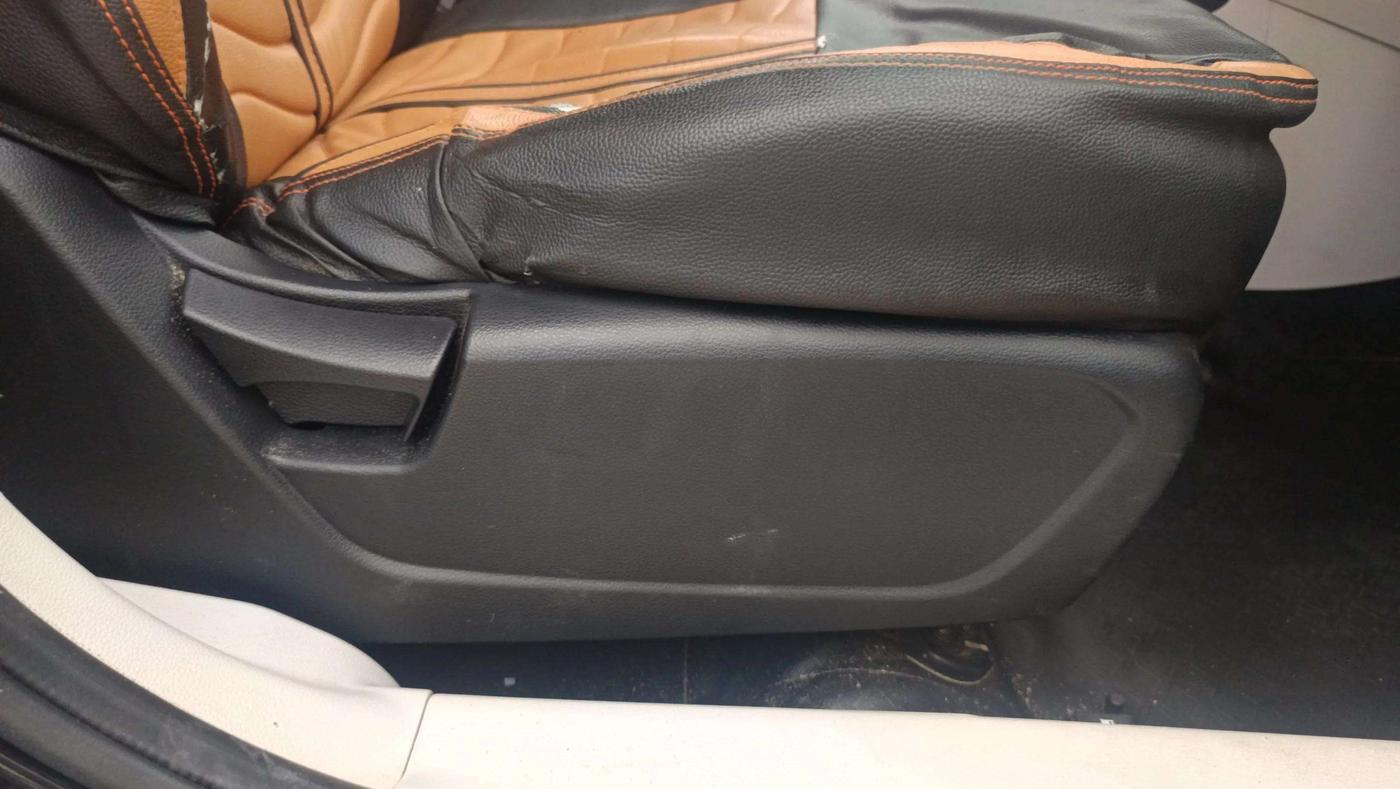 2021 Mahindra XUV300 W4 1.2 PETROL, Petrol, Manual, 45,836 km, Driver Side Adjustment Panel