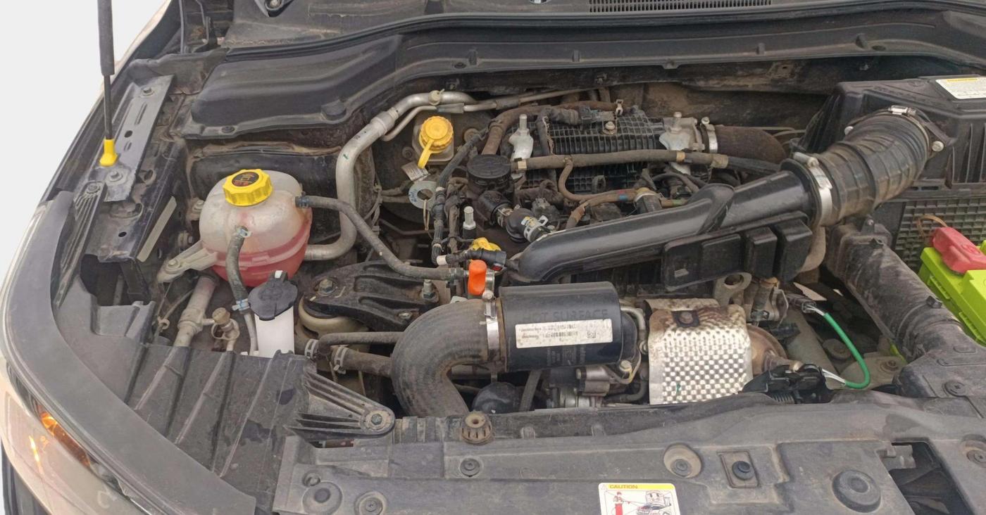 2021 Mahindra XUV300 W4 1.2 PETROL, Petrol, Manual, 45,836 km, Engine View - Right