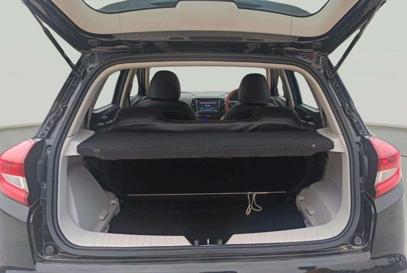 2021 Mahindra XUV300 W4 1.2 PETROL, Petrol, Manual, 45,836 km, Boot Inside