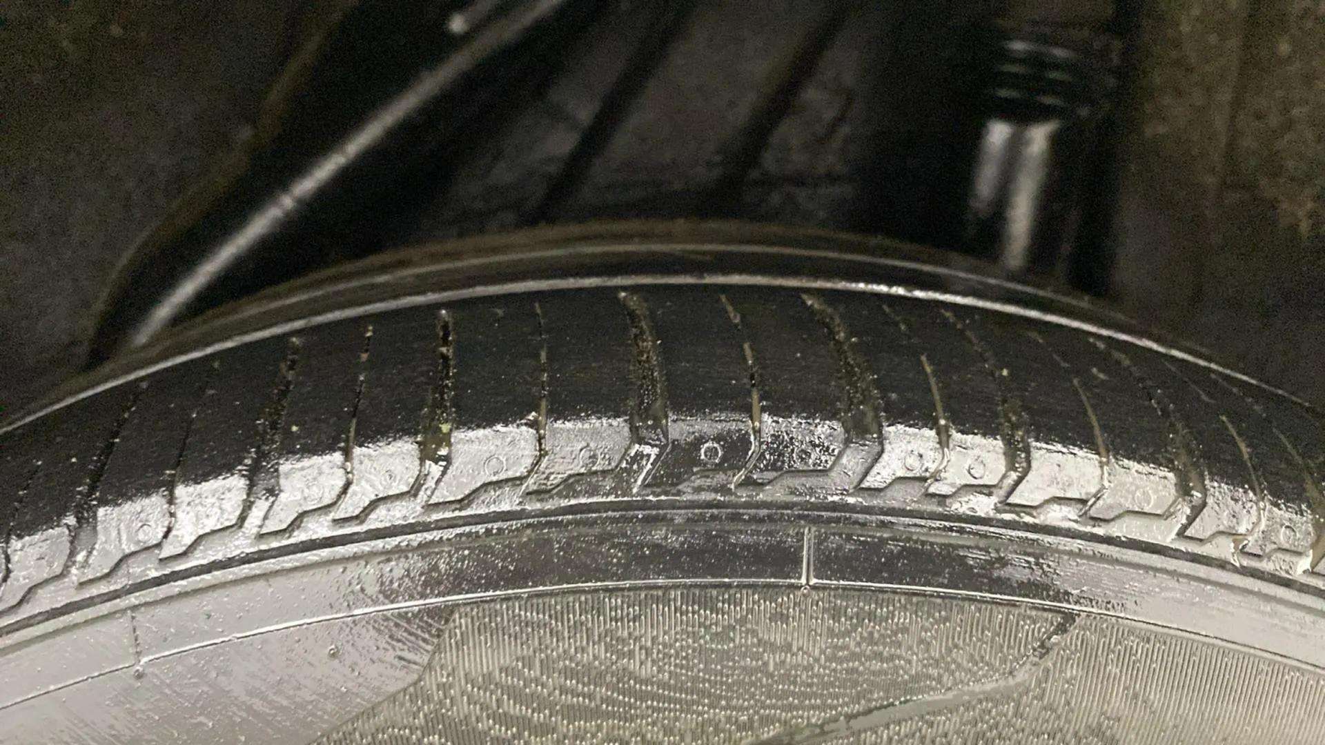 LHS-Rear-Tyre-Tread-21