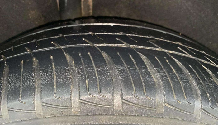 2017 Ford Ecosport TITANIUM 1.5L PETROL, Petrol, Manual, 1,21,247 km, Right Front Tyre Tread