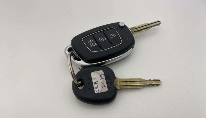2020 Hyundai VENUE SX 1.0 TURBO IMT, Petrol, Manual, 63,688 km, Key Close Up