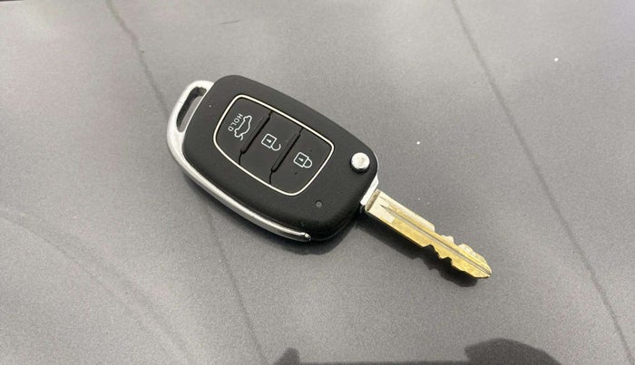 2021 Hyundai AURA S 1.2, CNG, Manual, 50,665 km, Key Close Up