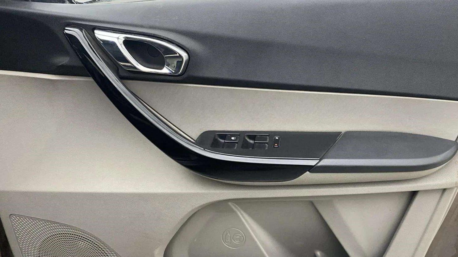 Driver-side-door-panel-control-39