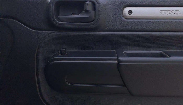 2021 Mahindra Thar LX D 4WD AT CONVERTIBLE, Diesel, Automatic, 60,890 km, Driver Side Door Panels Control