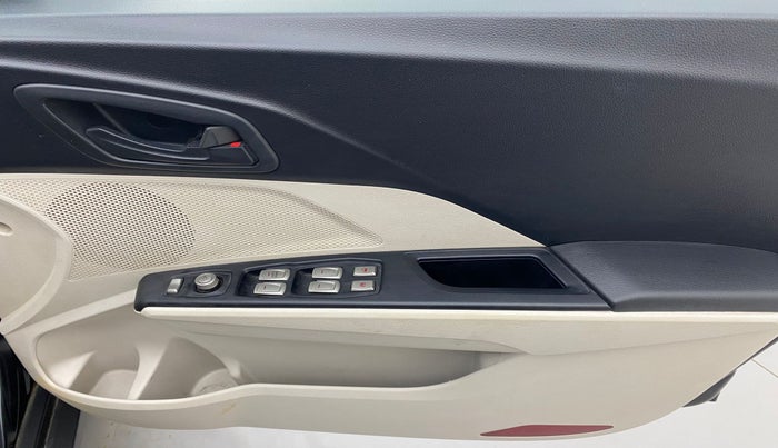 2019 Mahindra XUV300 W6 1.5 DIESEL, Diesel, Manual, 90,168 km, Driver Side Door Panels Control