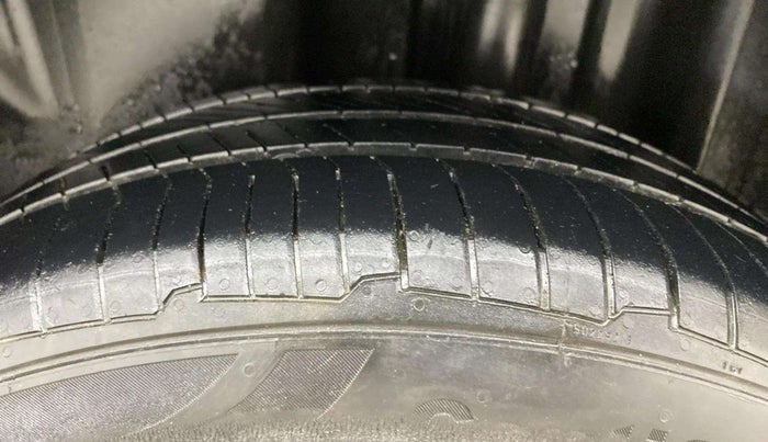 2015 Volkswagen Vento HIGHLINE 1.5 AT, Diesel, Automatic, 88,834 km, Left Rear Tyre Tread