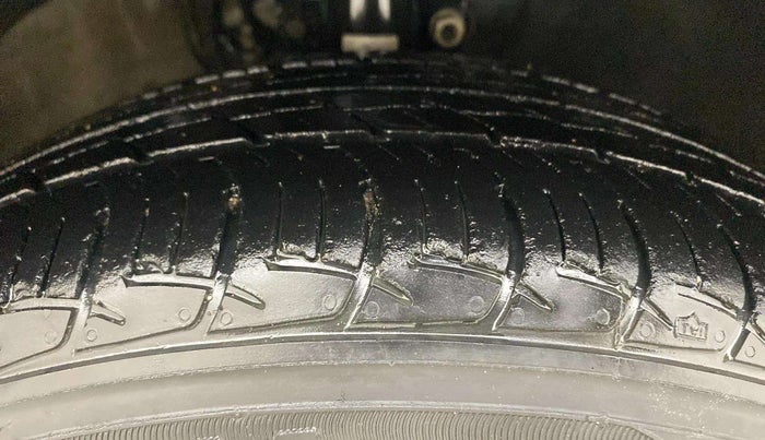 2015 Volkswagen Vento HIGHLINE 1.5 AT, Diesel, Automatic, 88,834 km, Right Front Tyre Tread