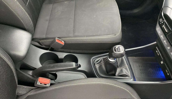 2021 Hyundai NEW I20 ASTA 1.2 MT, Petrol, Manual, 25,825 km, Gear Lever