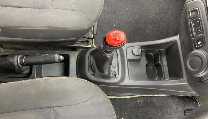 2017 Renault Kwid 1.0 RXT 02 Anniversary Edition, Petrol, Manual, 1,04,364 km, Gear Lever