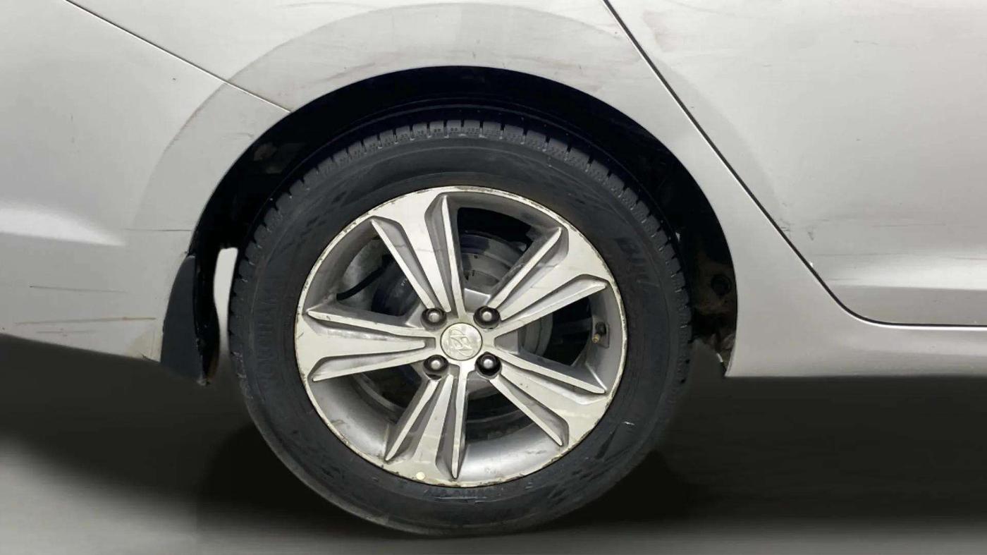 2017 Hyundai Verna 1.6 VTVT SX (O) AT, Petrol, Automatic, 1,36,504 km, Right Rear Wheel