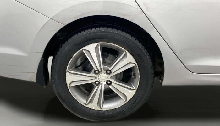 2017 Hyundai Verna 1.6 VTVT SX (O) AT, Petrol, Automatic, 1,36,392 km, Right Rear Wheel