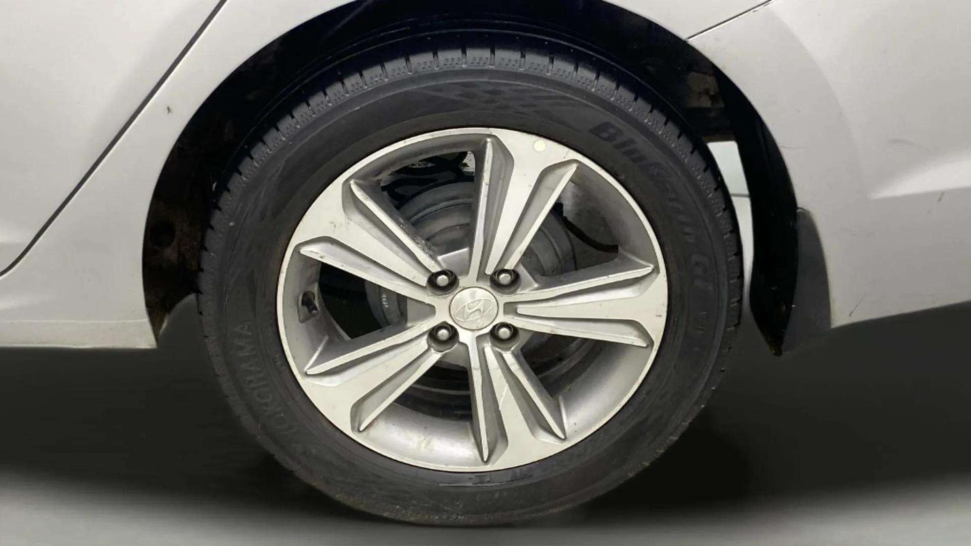 2017 Hyundai Verna 1.6 VTVT SX (O) AT, Petrol, Automatic, 1,36,504 km, Left Rear Wheel