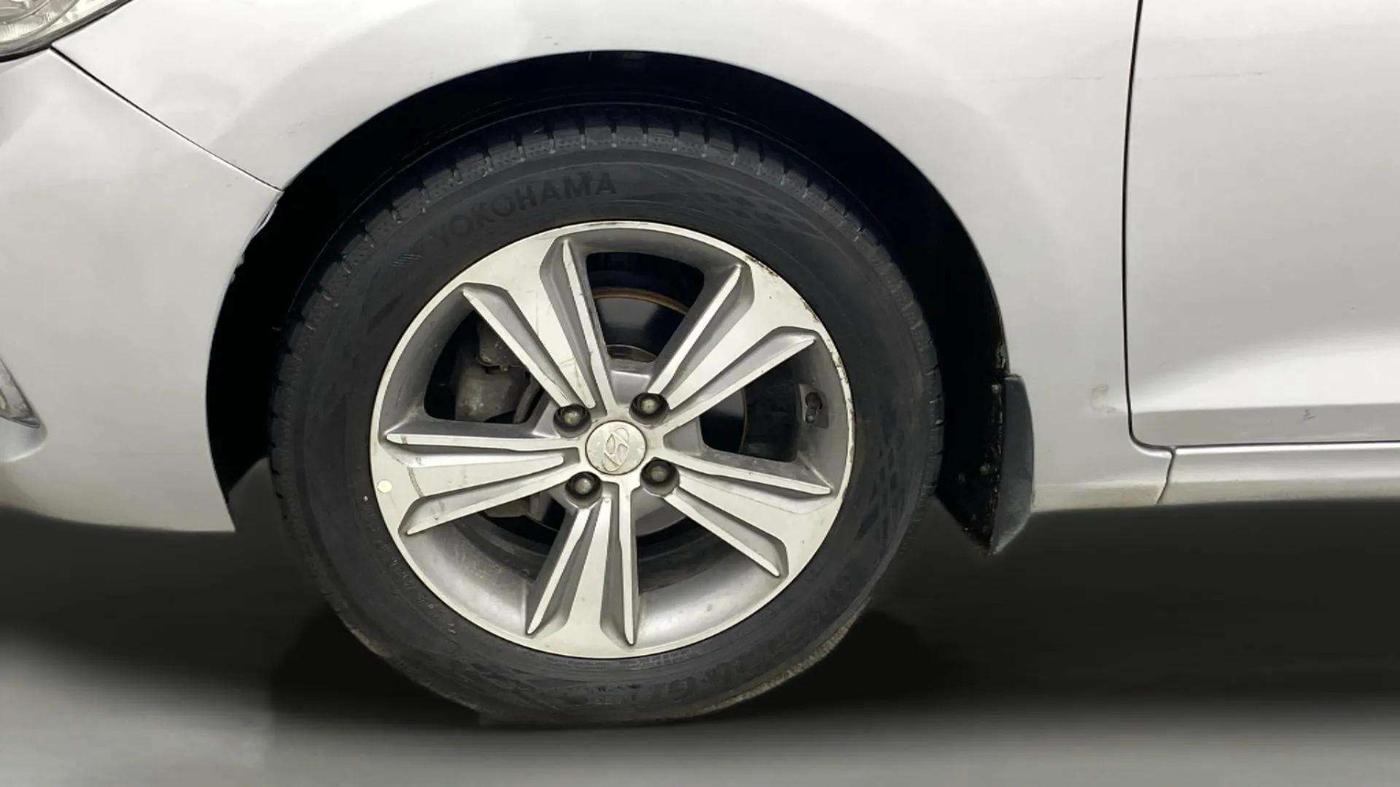 2017 Hyundai Verna 1.6 VTVT SX (O) AT, Petrol, Automatic, 1,36,504 km, Left Front Wheel