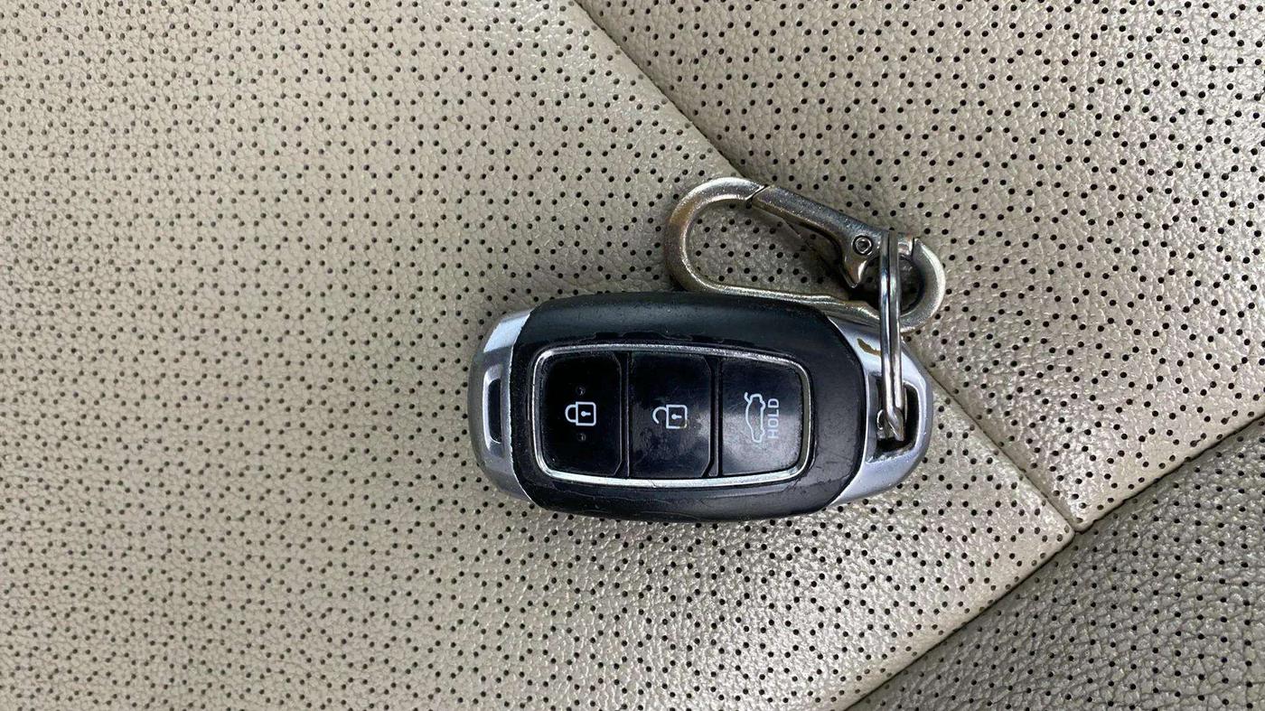 2017 Hyundai Verna 1.6 VTVT SX (O) AT, Petrol, Automatic, 1,36,504 km, Key Close Up