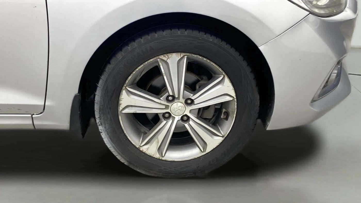 2017 Hyundai Verna 1.6 VTVT SX (O) AT, Petrol, Automatic, 1,36,504 km, Right Front Wheel