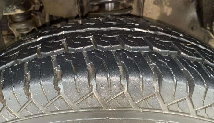 2017 Mahindra TUV300 T10, Diesel, Manual, 56,653 km, Left Front Tyre Tread
