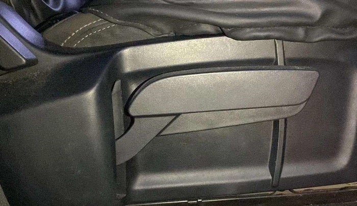 2019 Tata Harrier XT 2.0L KRYOTEC DARK EDITION, Diesel, Manual, 86,754 km, Driver Side Adjustment Panel