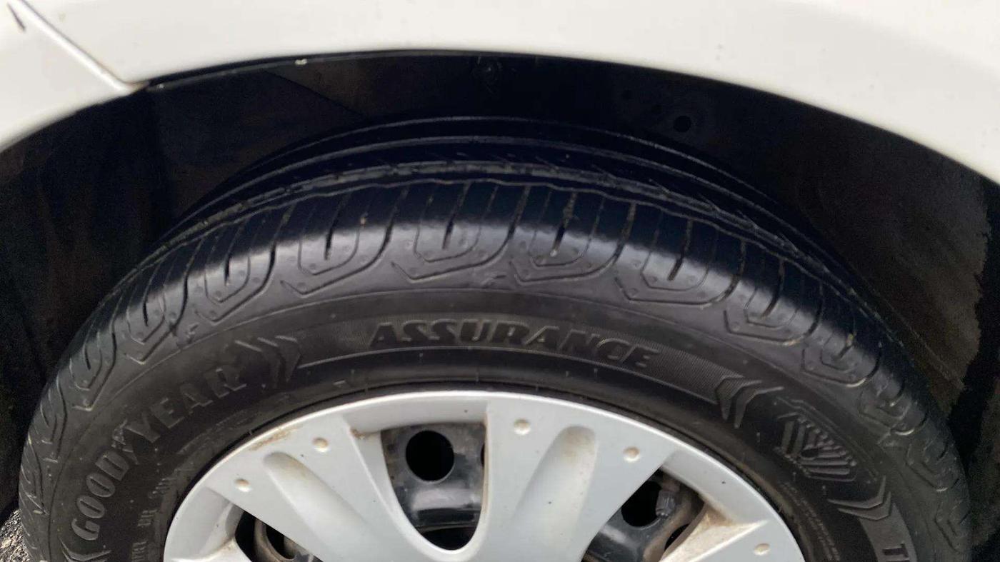 2015 Honda Brio S MT, Petrol, Manual, 57,196 km, Left Front Tyre Tread