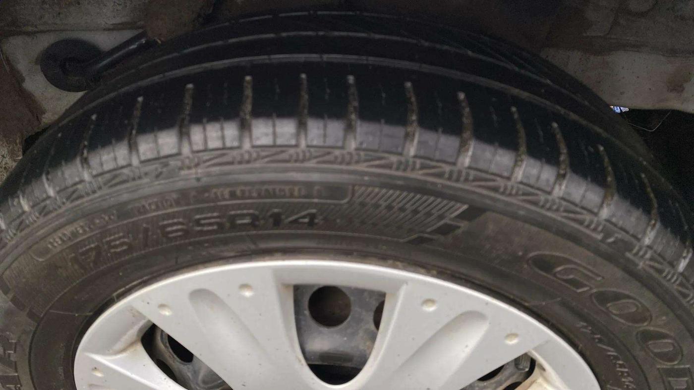 2015 Honda Brio S MT, Petrol, Manual, 57,196 km, Left Rear Tyre Tread