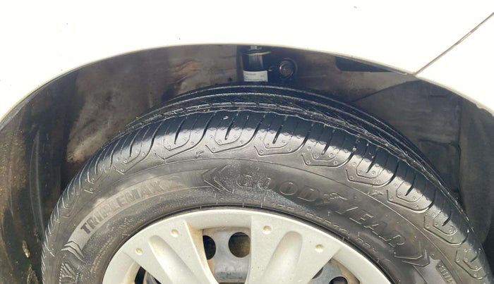 2015 Honda Brio S MT, Petrol, Manual, 57,196 km, Right Front Tyre Tread