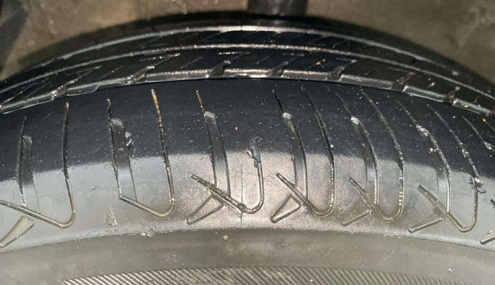 2012 Hyundai i20 MAGNA (O) 1.2, Petrol, Manual, 68,409 km, Left Front Tyre Tread