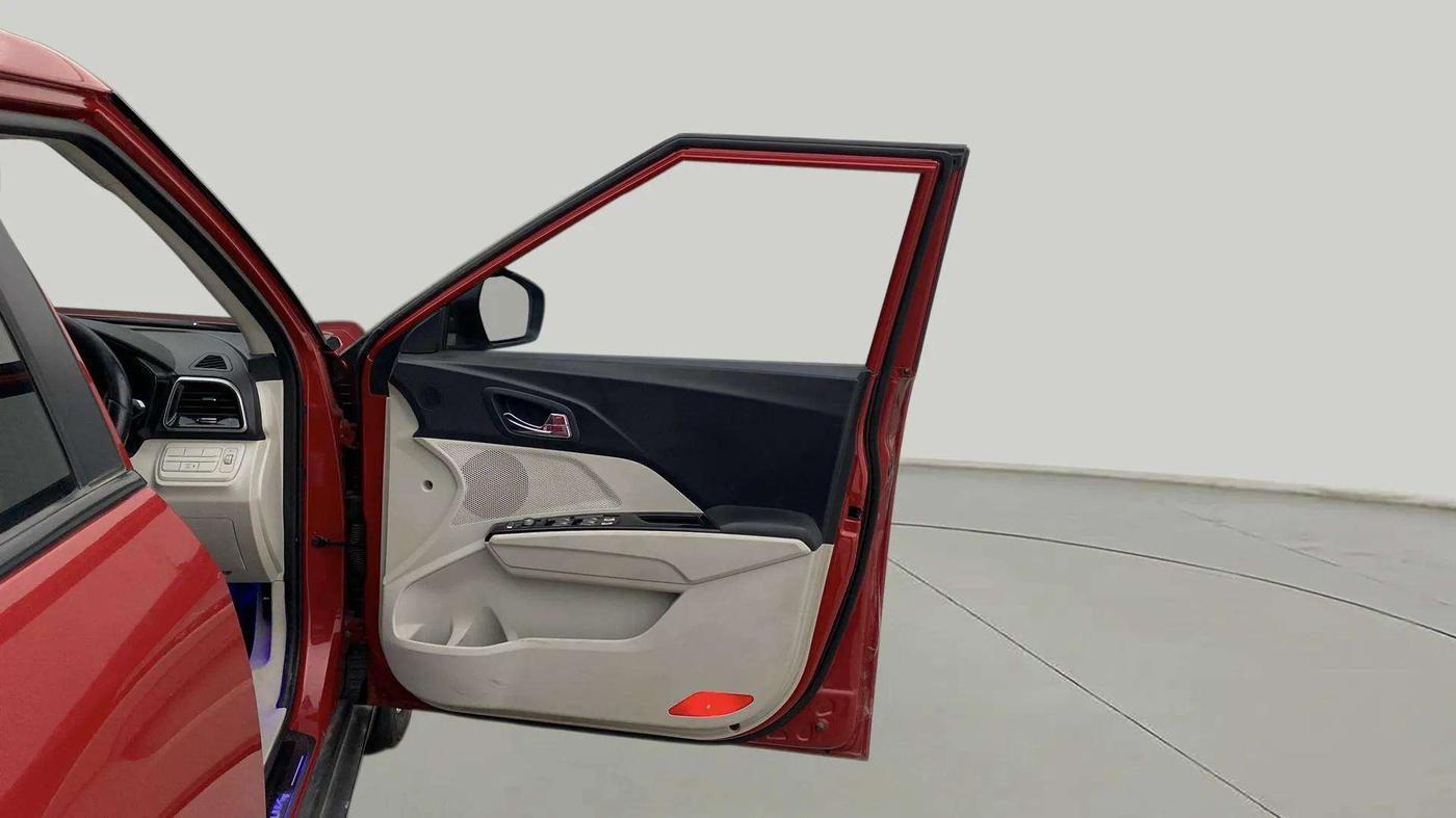 2020 Mahindra XUV300 W8 1.2 PETROL, Petrol, Manual, 64,963 km, RHS Front Door