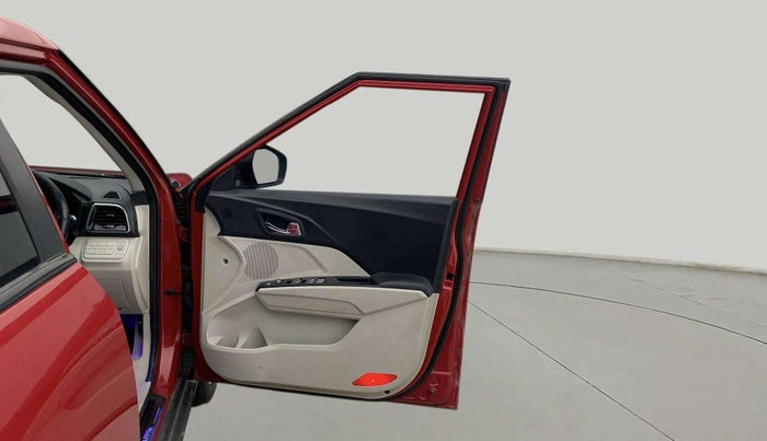 2020 Mahindra XUV300 W8 1.2 PETROL, Petrol, Manual, 64,963 km, RHS Front Door