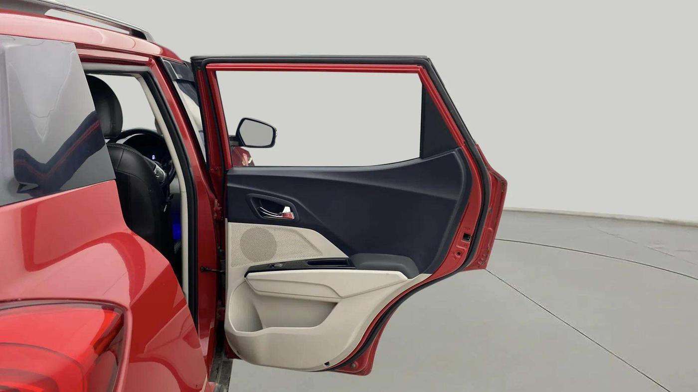 2020 Mahindra XUV300 W8 1.2 PETROL, Petrol, Manual, 64,963 km, RHS Rear Door