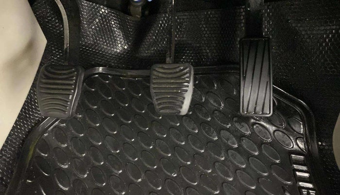 2020 Mahindra XUV300 W8 1.2 PETROL, Petrol, Manual, 64,963 km, Pedals
