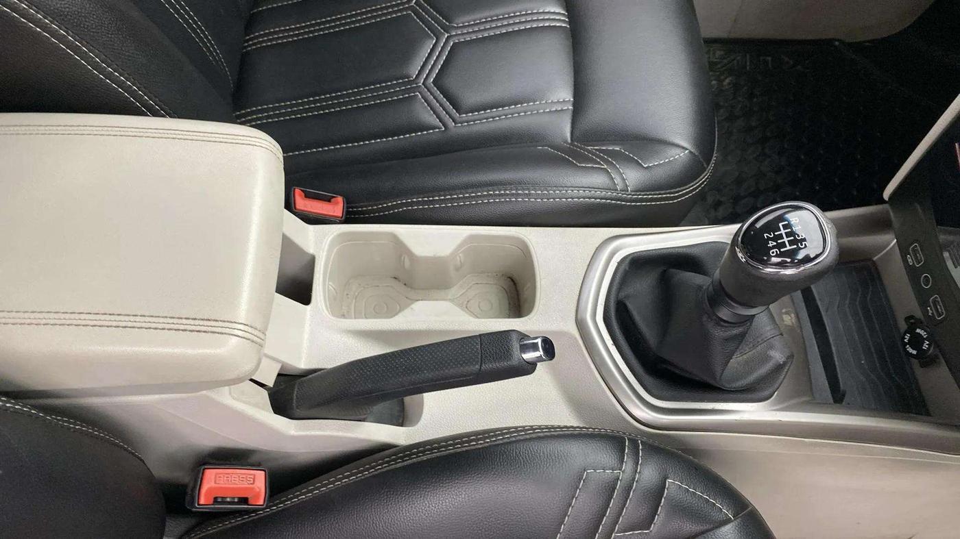 2020 Mahindra XUV300 W8 1.2 PETROL, Petrol, Manual, 64,963 km, Gear Lever