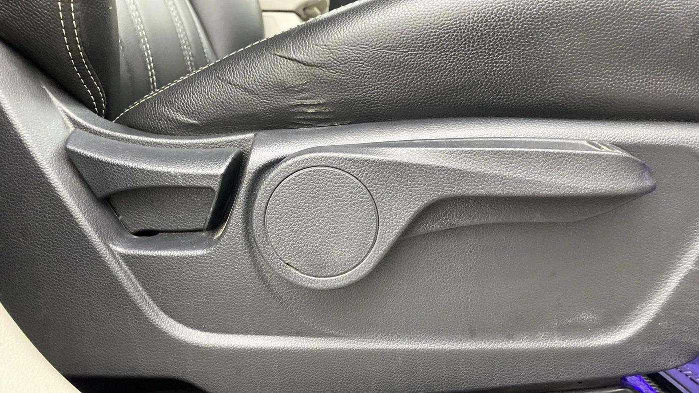 2020 Mahindra XUV300 W8 1.2 PETROL, Petrol, Manual, 64,963 km, Driver Side Adjustment Panel