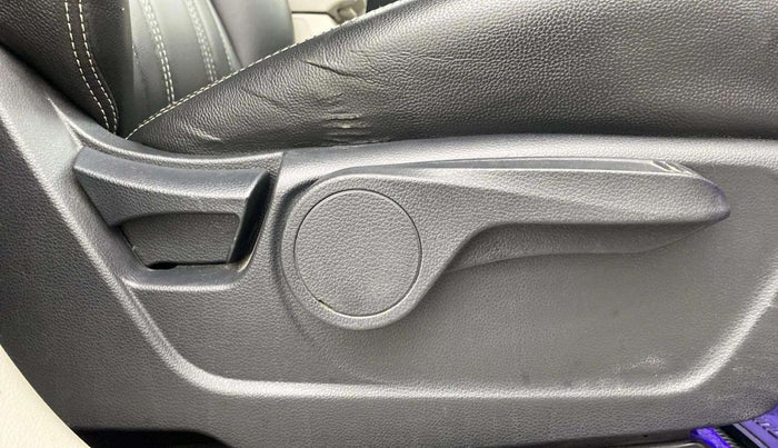 2020 Mahindra XUV300 W8 1.2 PETROL, Petrol, Manual, 64,963 km, Driver Side Adjustment Panel