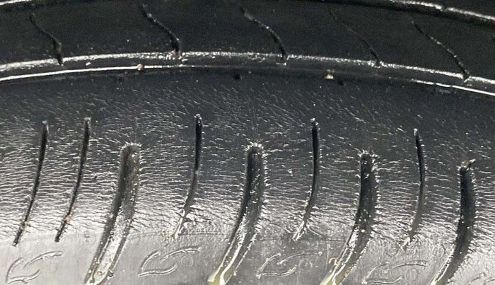 2020 Mahindra XUV300 W8 1.2 PETROL, Petrol, Manual, 64,963 km, Right Rear Tyre Tread