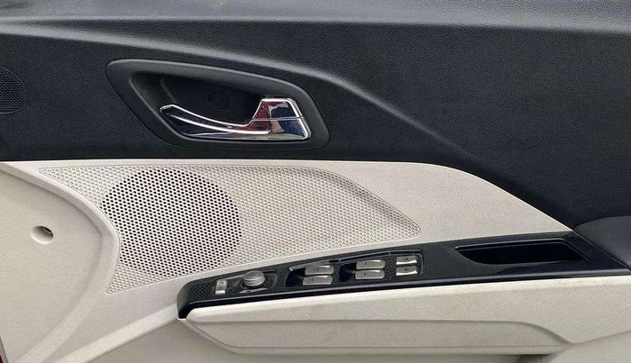 2020 Mahindra XUV300 W8 1.2 PETROL, Petrol, Manual, 64,963 km, Driver Side Door Panels Control