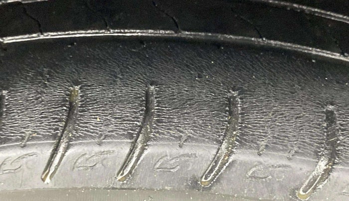 2020 Mahindra XUV300 W8 1.2 PETROL, Petrol, Manual, 64,963 km, Right Front Tyre Tread