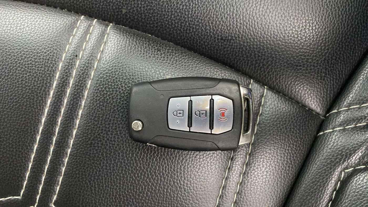 2020 Mahindra XUV300 W8 1.2 PETROL, Petrol, Manual, 64,963 km, Key Close Up