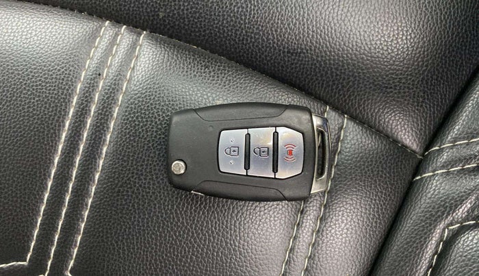 2020 Mahindra XUV300 W8 1.2 PETROL, Petrol, Manual, 64,963 km, Key Close Up