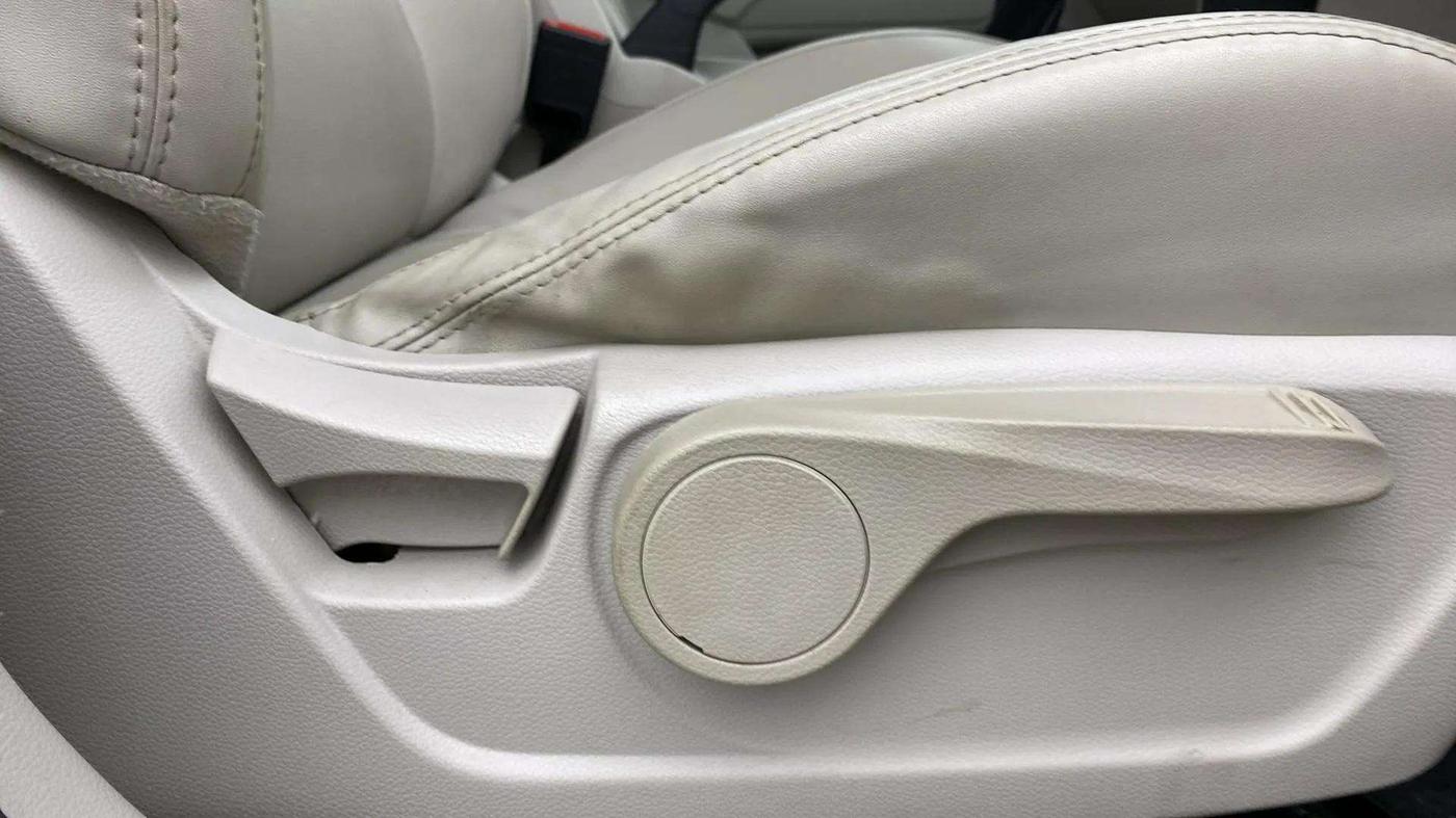 2020 Mahindra XUV300 W8 (O) 1.2 PETROL, Petrol, Manual, 53,783 km, Driver Side Adjustment Panel