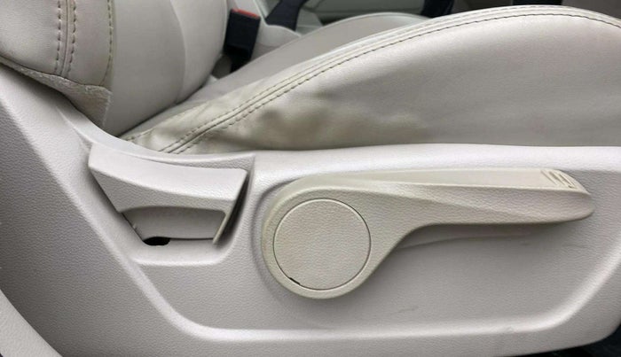 2020 Mahindra XUV300 W8 (O) 1.2 PETROL, Petrol, Manual, 53,783 km, Driver Side Adjustment Panel