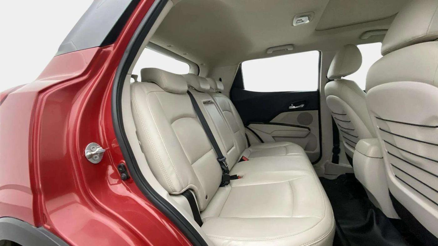2020 Mahindra XUV300 W8 (O) 1.2 PETROL, Petrol, Manual, 53,783 km, Right Side Rear Door Cabin