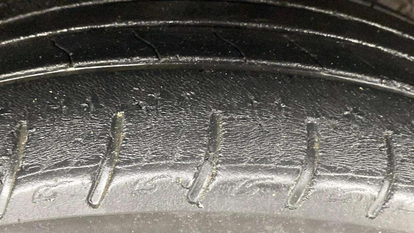 2020 Mahindra XUV300 W8 (O) 1.2 PETROL, Petrol, Manual, 53,783 km, Right Front Tyre Tread