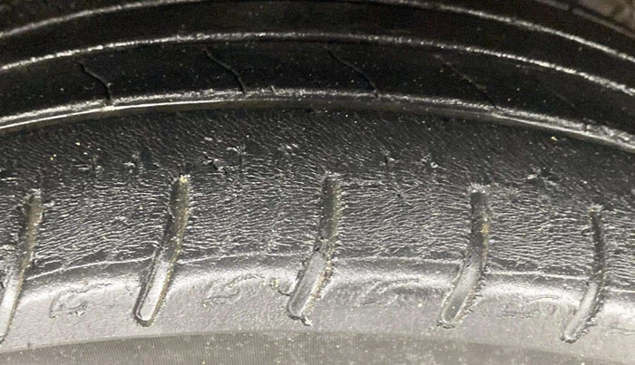 2020 Mahindra XUV300 W8 (O) 1.2 PETROL, Petrol, Manual, 53,783 km, Right Front Tyre Tread
