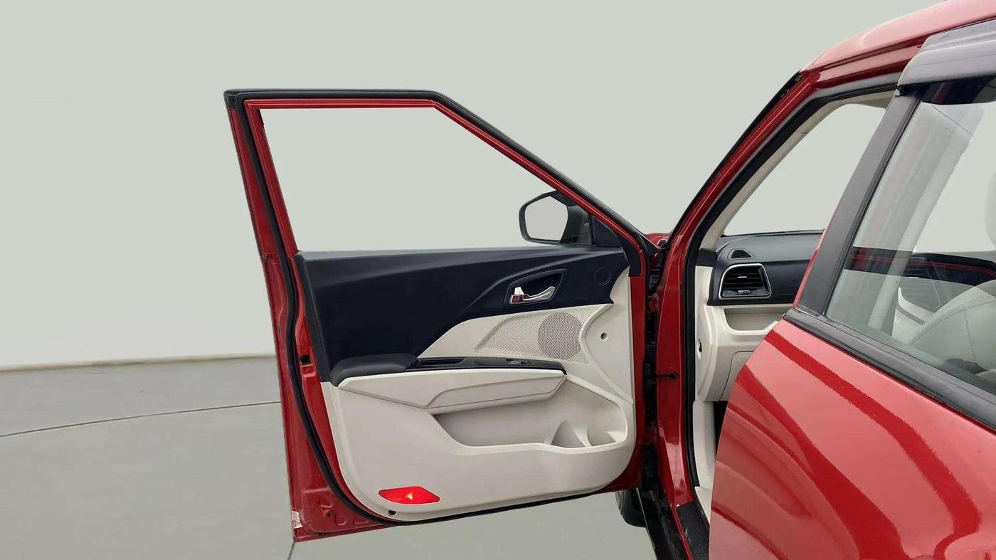 2020 Mahindra XUV300 W8 (O) 1.2 PETROL, Petrol, Manual, 53,783 km, LHS Front Door