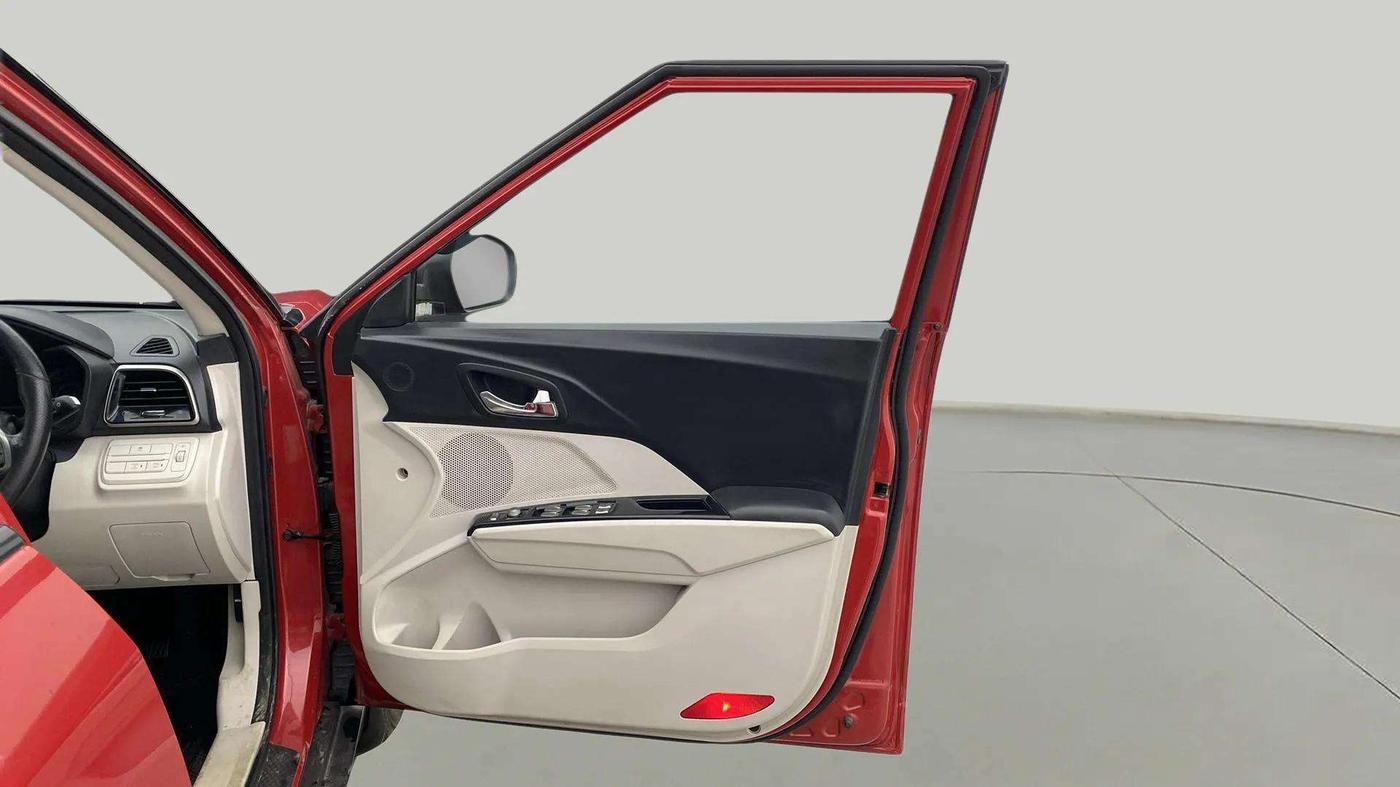 2020 Mahindra XUV300 W8 (O) 1.2 PETROL, Petrol, Manual, 53,783 km, RHS Front Door